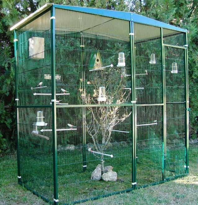 Voladero de jardín de 2 m2 con techo a dos aguas para pájaros